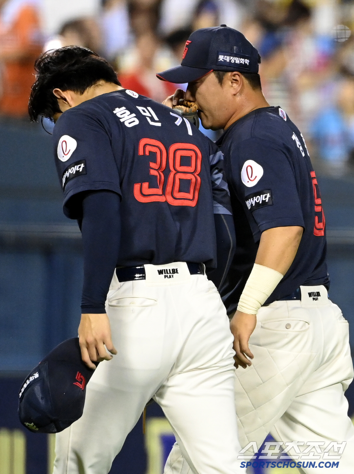 ’아프지만 웃음이‘ 공 빠질라 온몸 던진 정훈, 기다리던 홍민기와 하이파…