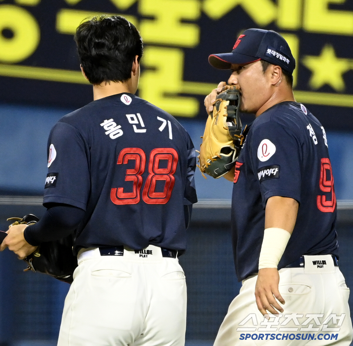 ’아프지만 웃음이‘ 공 빠질라 온몸 던진 정훈, 기다리던 홍민기와 하이파…