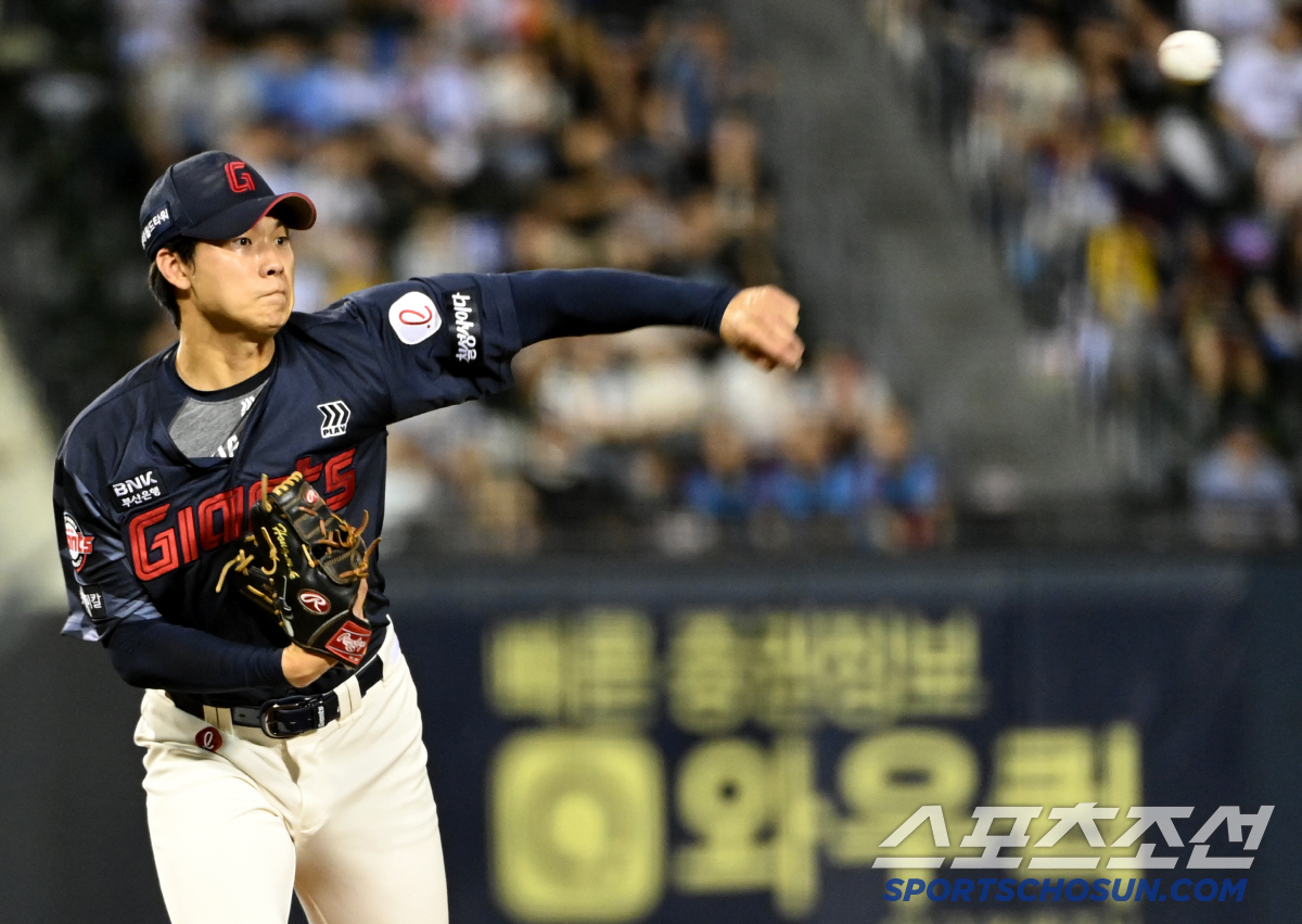 ’아프지만 웃음이‘ 공 빠질라 온몸 던진 정훈, 기다리던 홍민기와 하이파…
