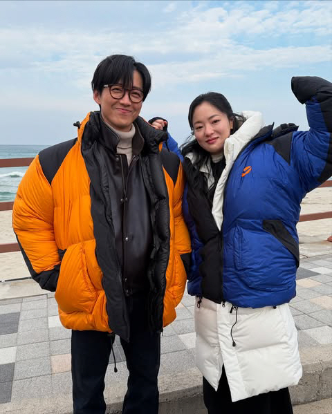 [SCin스타] ‘우리영화’ 남궁민, 턱시도 입고 전여빈과 청룡 트로피 …