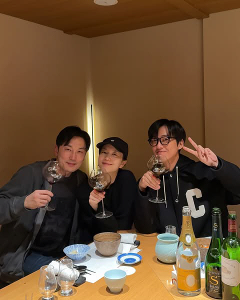 [SCin스타] ‘우리영화’ 남궁민, 턱시도 입고 전여빈과 청룡 트로피 …