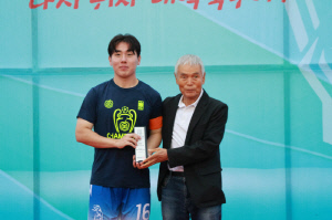 [대학축구]'전설'에게 전달받은 트로피, 추계대회 단국대→경희대 우승응로 '피날레'
