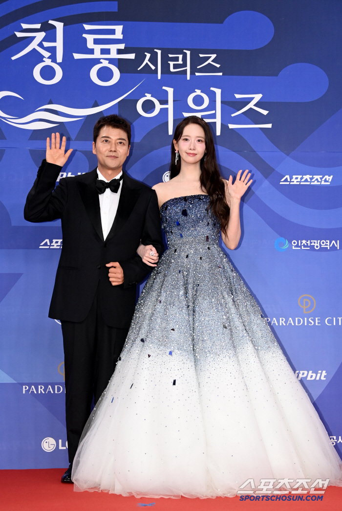 [제4회 BSA] 프로MC 전현무·여신美 임윤아, 완벽 진행으로 청룡의 밤 수놓아