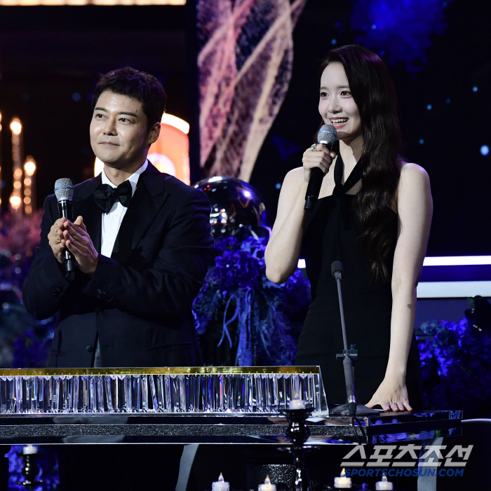 [제4회 BSA] 프로MC 전현무·여신美 임윤아, 완벽 진행으로 청룡의 밤 수놓아