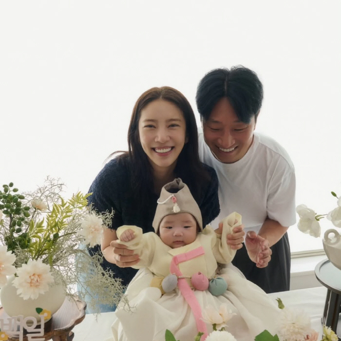 손담비♥이규혁 딸, 금반지 2개 끼고...화려한 100일 잔치 "건강히 …