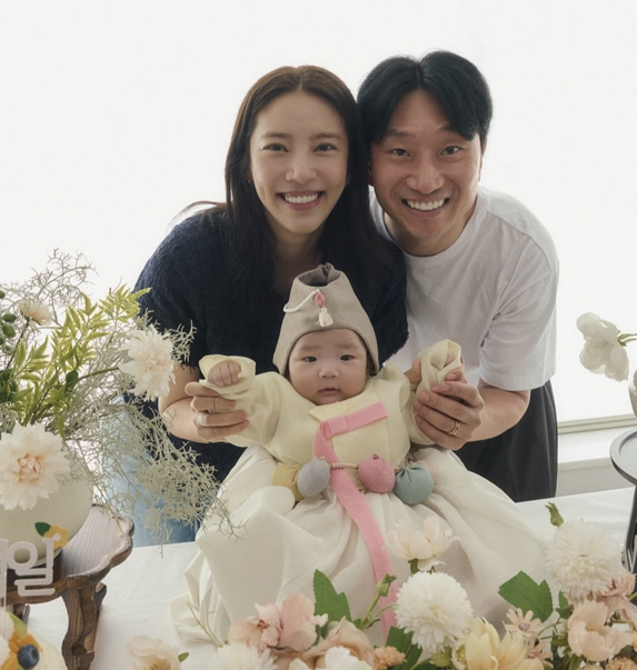 손담비♥이규혁 딸, 금반지 2개 끼고...화려한 100일 잔치 