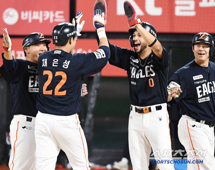 (류)현진이 형! 승리해야지…'정규직 외인' '주장' 모두 터졌다…'10득점 폭발' 한화, KT 잡고 9연승 질주 
