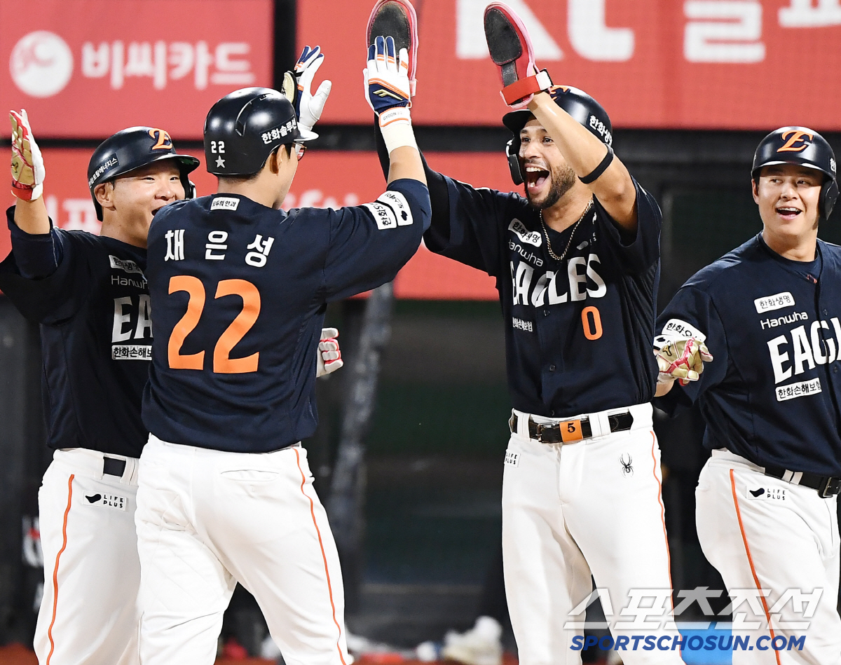 (류)현진이 형! 승리해야지…'정규직 외인' '주장' 모두 터졌다…'10…
