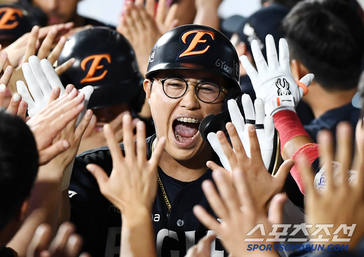 (류)현진이 형! 승리해야지…'정규직 외인' '주장' 모두 터졌다…'10…