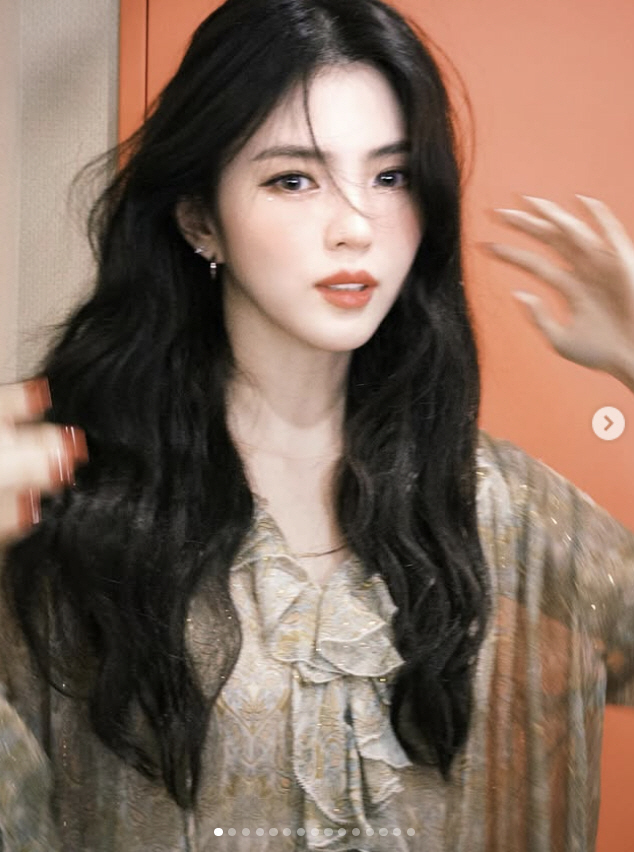 한소희, 타투 다 지웠다더니…치명적 타투+월드투어 매진 '글로벌 올킬'