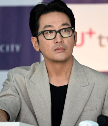 하정우, 팬에 성적 농담 댓글→“선 넘었다” 싸늘 여론에 빛삭 엔딩
