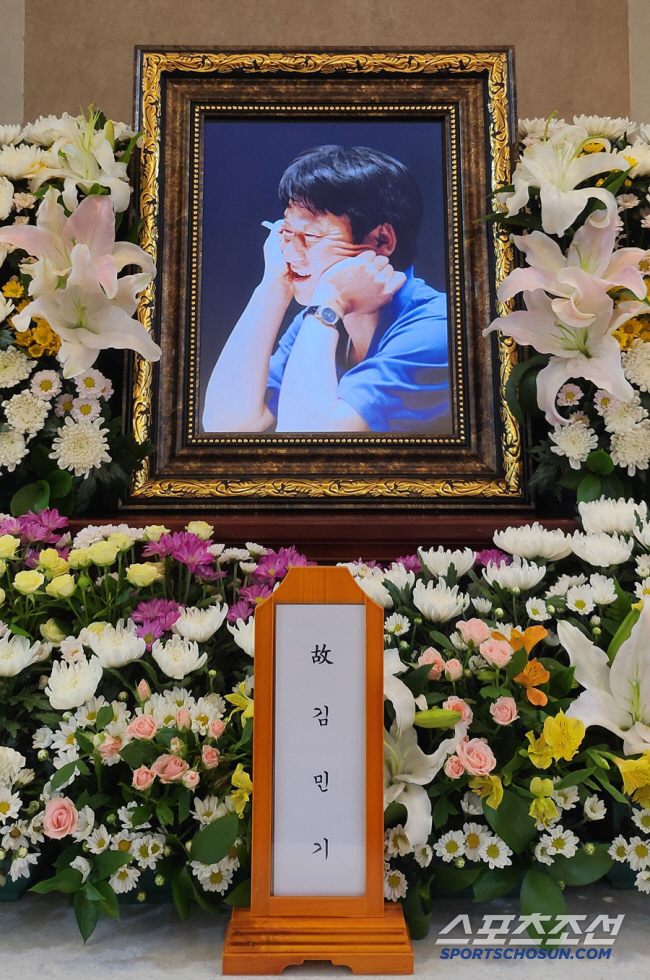 '학전' 이끈 故김민기, '아침이슬' 남기고 위암 악화로 별세...오늘(…