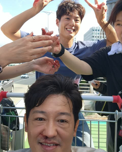 [SCin스타] 피범벅 허성태, 카트 타고 박보검과 ‘찐케미’ 셀카…“굿…