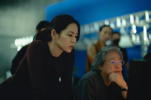 [SCin스타] ‘어쩔 수가 없다’ 촬영장 공개한 손예진, 미모 열일…박…