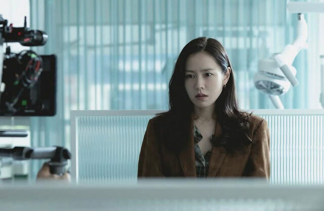 [SCin스타] ‘어쩔 수가 없다’ 촬영장 공개한 손예진, 미모 열일…박…