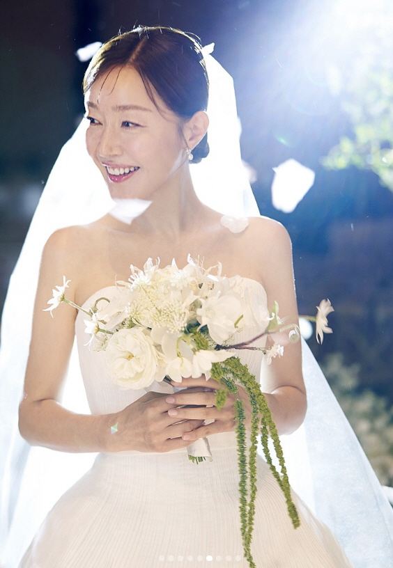 '이혼' 엄지원 "결혼하던 날" 드레스 자태→오윤아·경수진 "너무 예뻐"…