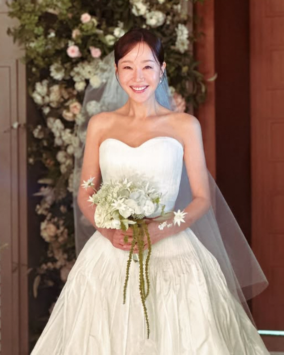 '이혼' 엄지원 "결혼하던 날" 드레스 자태→오윤아·경수진 "너무 예뻐"…