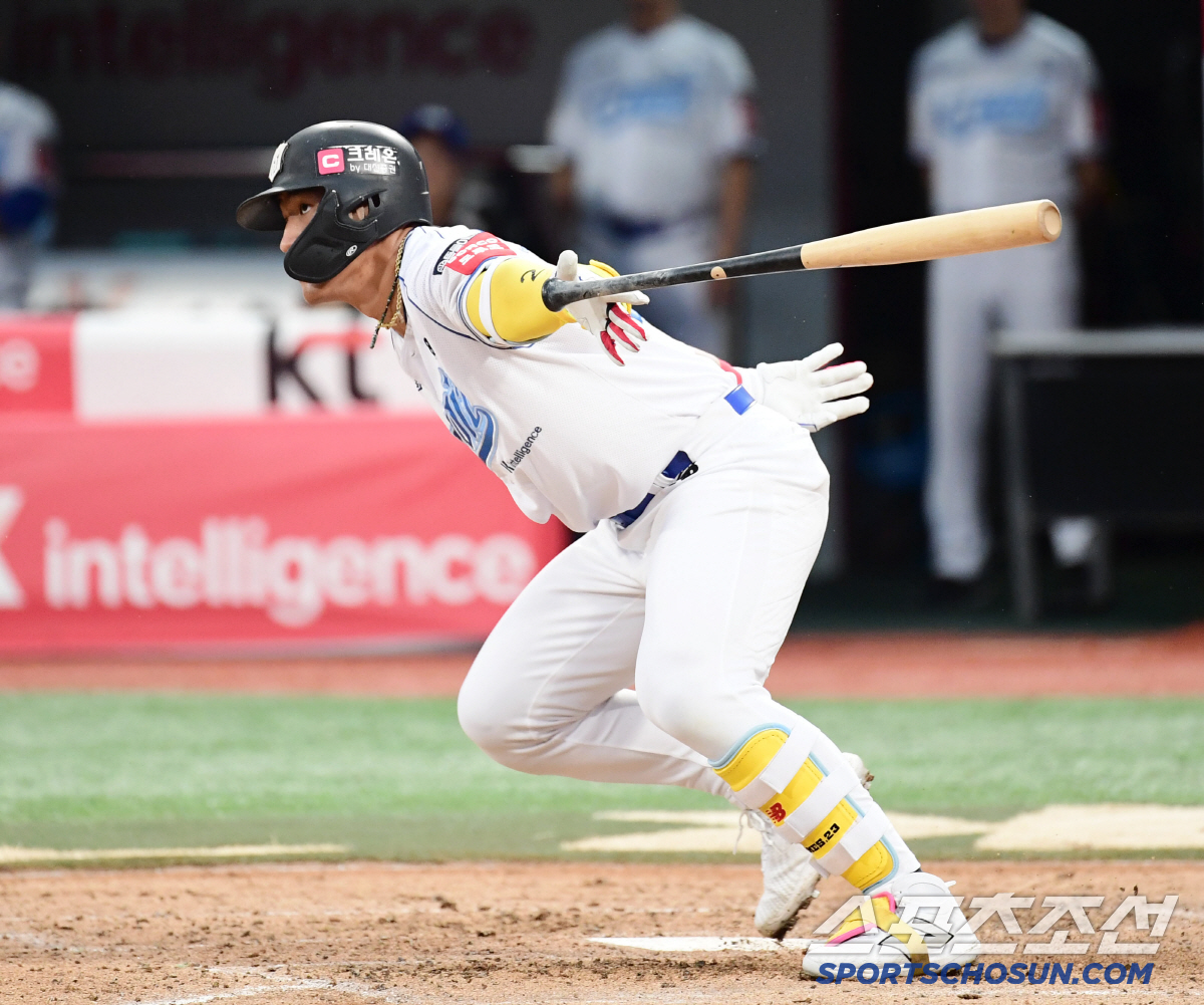 '규정 타석 임박' KBO 신기록 타자 역전? 140m 홈런보다 6할 출…
