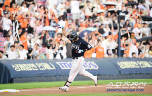 10연승 열차 출발! 한화 노시환, 괴력 솔로포 → 잠실 가장 깊은 곳 넘겼다! 거의 130m 날아가