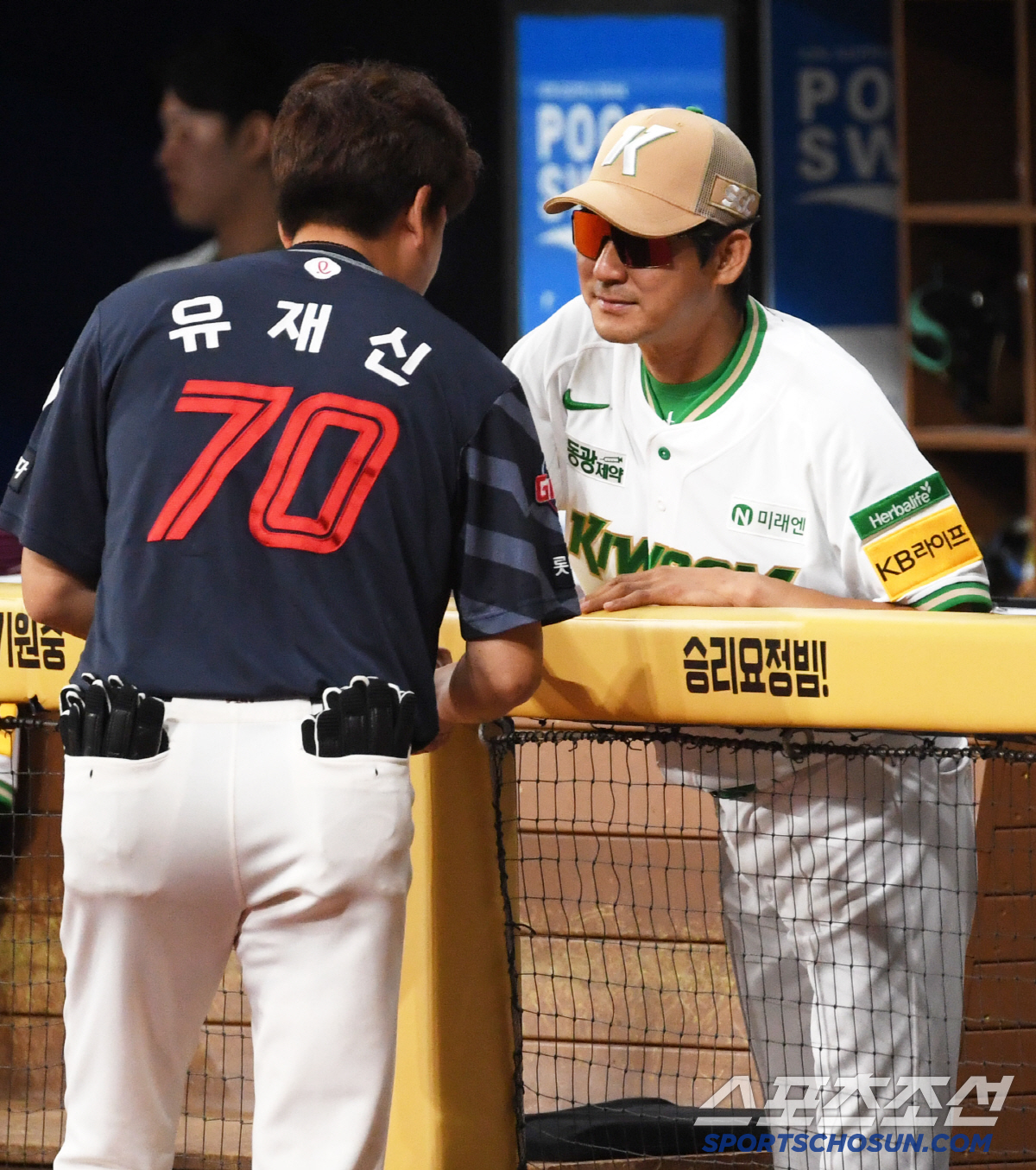 [포토] 설종진 감독대행 '유재신 코치와 반갑게 인사'