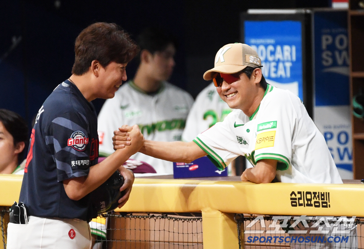 [포토] 설종진 감독대행 '웃으며 인사'