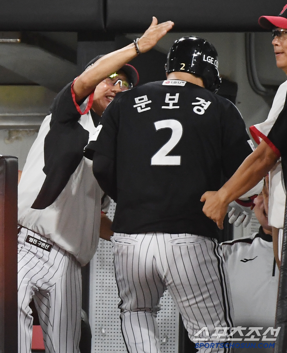 [포토] 문보경 환영하는 염경엽 감독