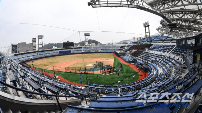 아무리 2군이라 해도...전광판 꺼진 채 경기한 마산, 1000만 관중 …