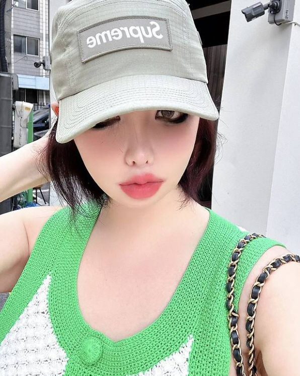 박봄, 필터는 포기해도…모자 밖까지 나온 1cm 아이라인[SCin스타]