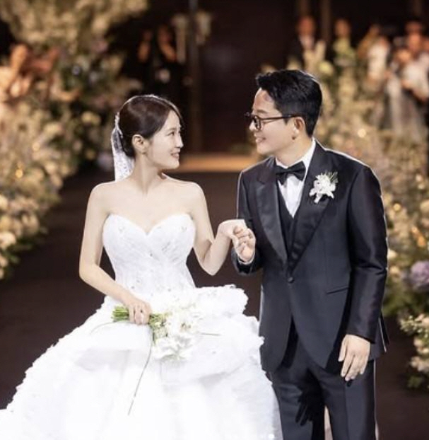 김준호♥김지민, '식대만 2억' 초호화 결혼식 공개…'전진♥' 류이서 "…