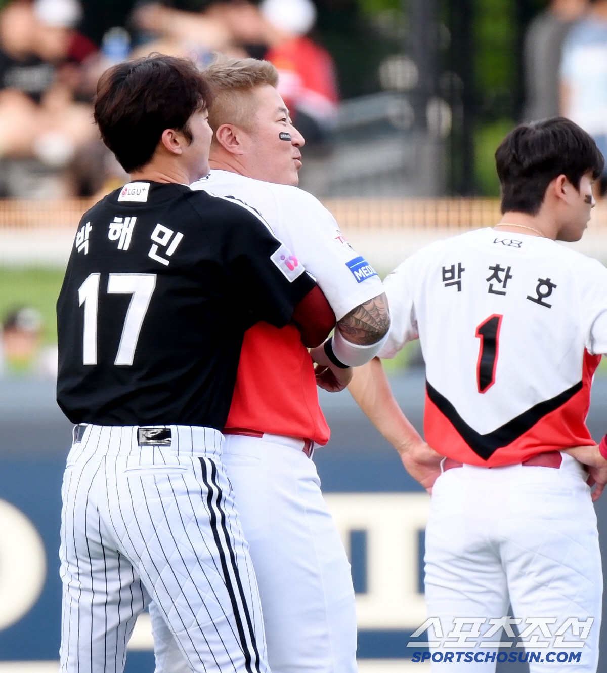 친밀감 장난 아니었는데...막판에 비수 꽂은 쌍둥이 수비귀신 [광주 현장…