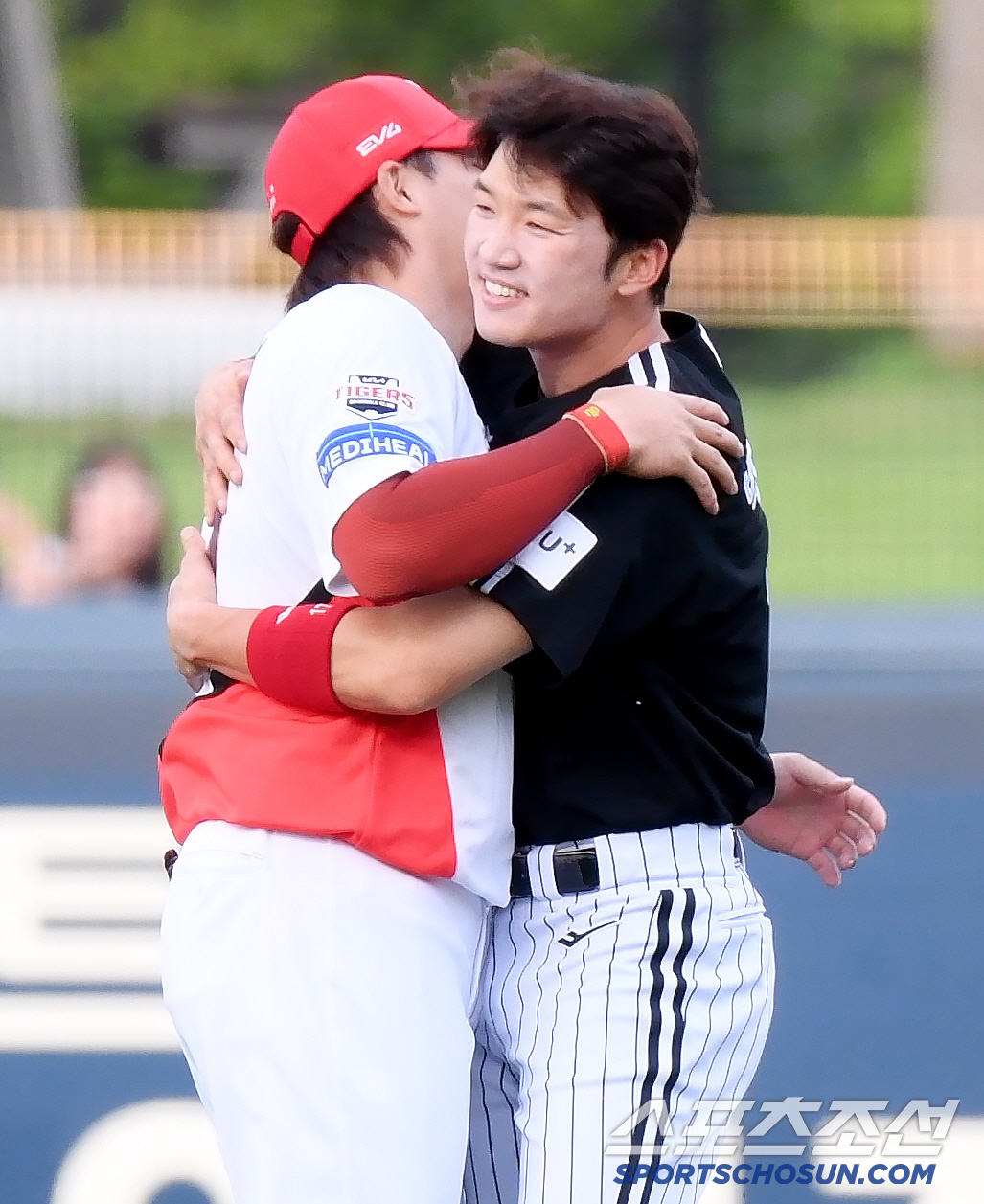 친밀감 장난 아니었는데...막판에 비수 꽂은 쌍둥이 수비귀신 [광주 현장…