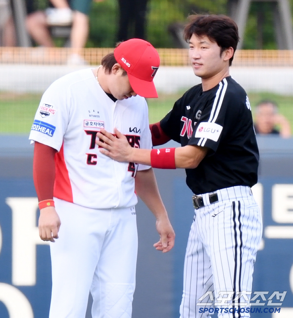 친밀감 장난 아니었는데...막판에 비수 꽂은 쌍둥이 수비귀신 [광주 현장…