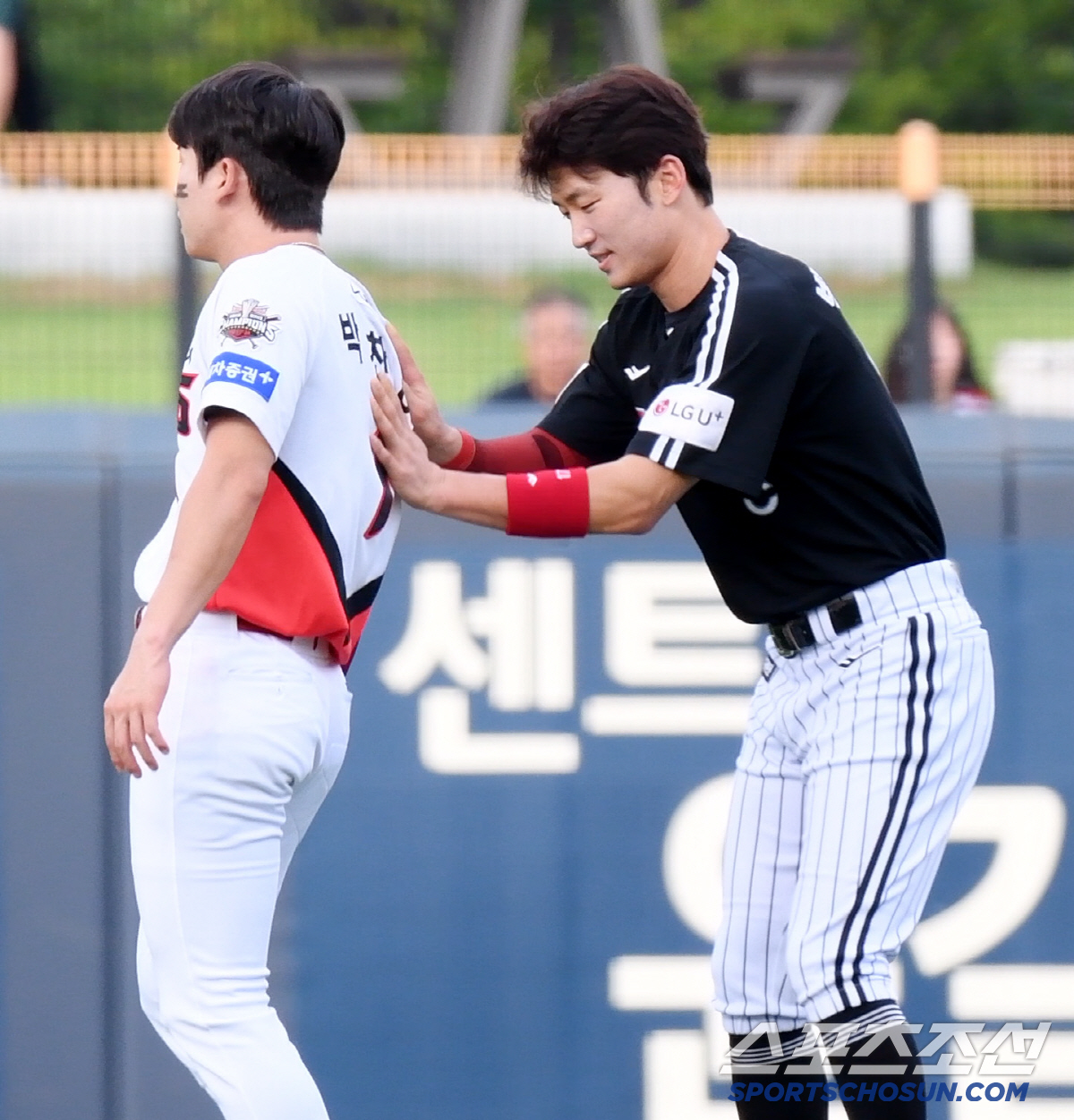 친밀감 장난 아니었는데...막판에 비수 꽂은 쌍둥이 수비귀신 [광주 현장…