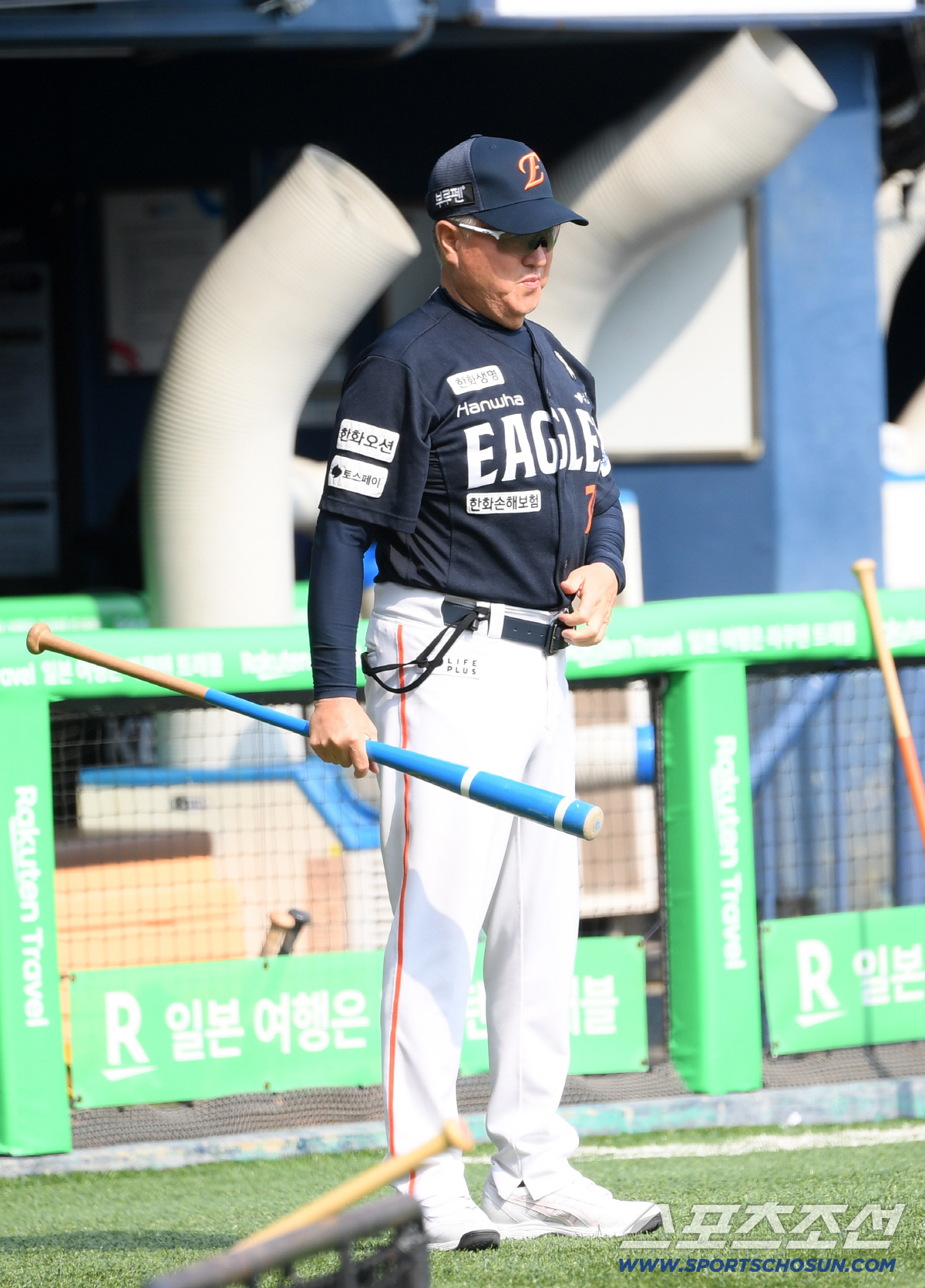 [포토] 훈련 지켜보는 한화 김경문 감독