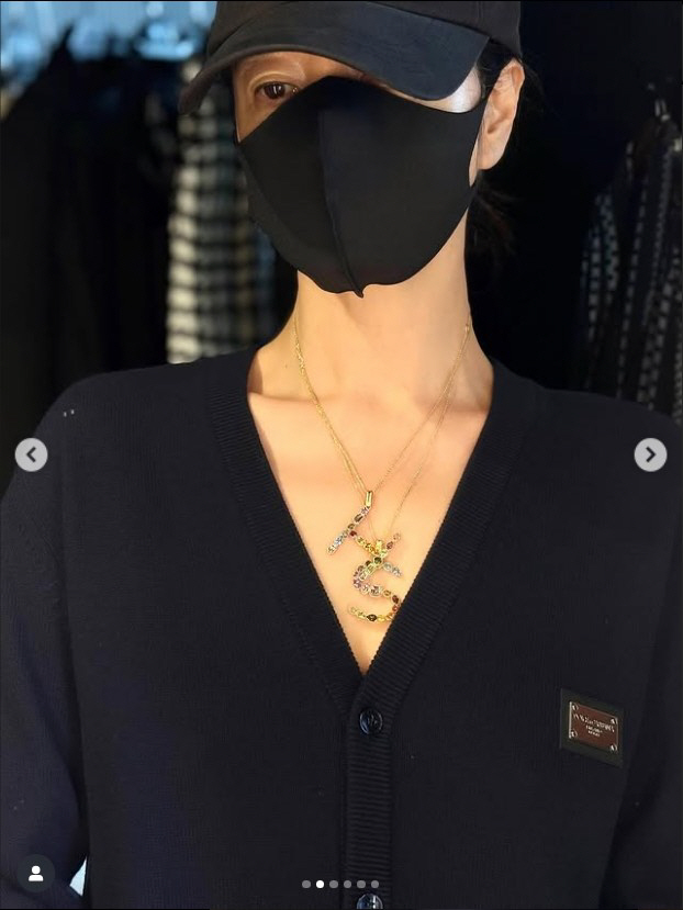 김혜수, 거대 이니셜 'HS'로 존재감 풀충전…압도적 카리스마