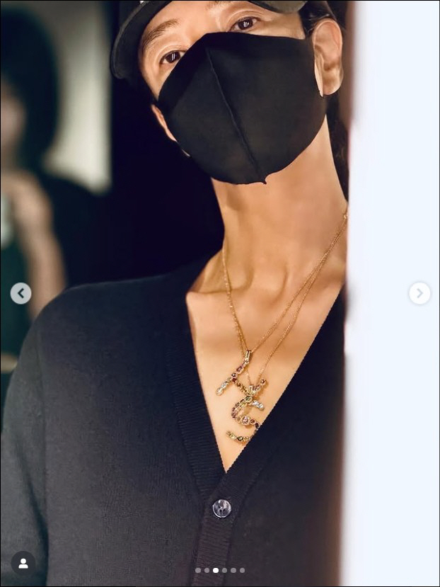 김혜수, 거대 이니셜 'HS'로 존재감 풀충전…압도적 카리스마