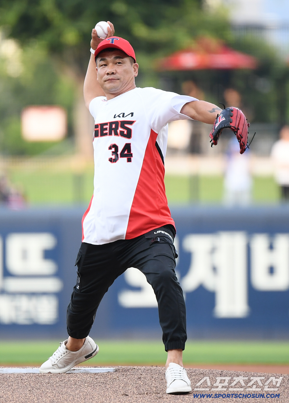 [포토] 폭우 속 시민 구한 의인 최승일씨의 시구