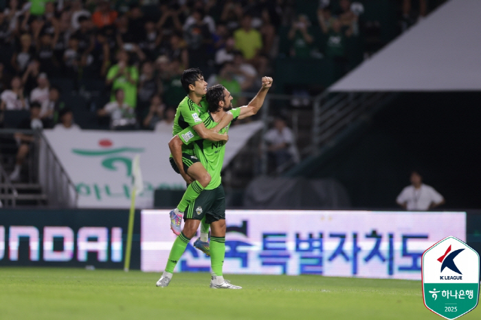 '김진규-콤파뇨 연속골' 전북, '김대우 퇴장' 강원에 2-0 승 '공식…