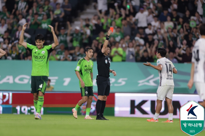 '김진규-콤파뇨 연속골' 전북, '김대우 퇴장' 강원에 2-0 승 '공식…