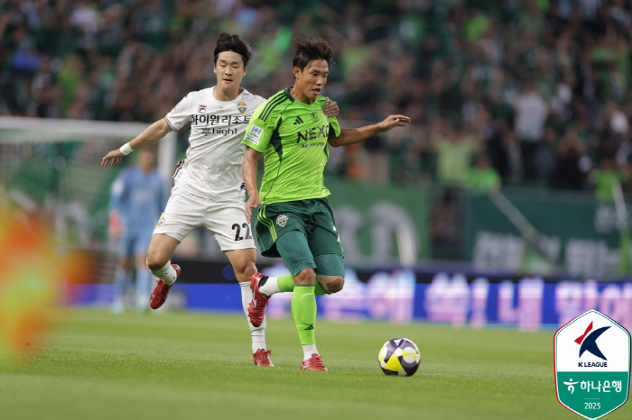 '김진규-콤파뇨 연속골' 전북, '김대우 퇴장' 강원에 2-0 승 '공식…