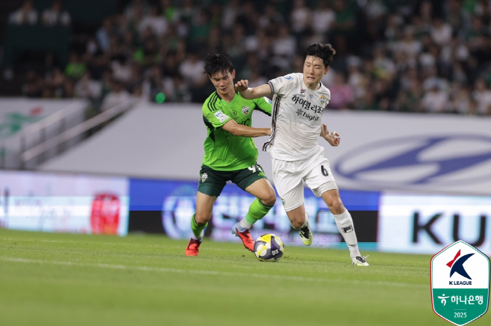 '김진규-콤파뇨 연속골' 전북, '김대우 퇴장' 강원에 2-0 승 '공식…