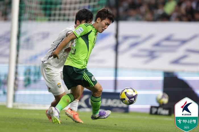 '김진규-콤파뇨 연속골' 전북, '김대우 퇴장' 강원에 2-0 승 '공식…