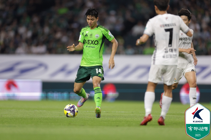 '김진규-콤파뇨 연속골' 전북, '김대우 퇴장' 강원에 2-0 승 '공식…