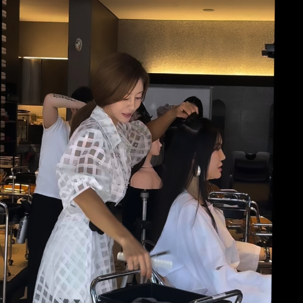 "헤어디자이너 변신" 이지현, '절친' 장영란 헤어부터 직접 손질→"첫 …