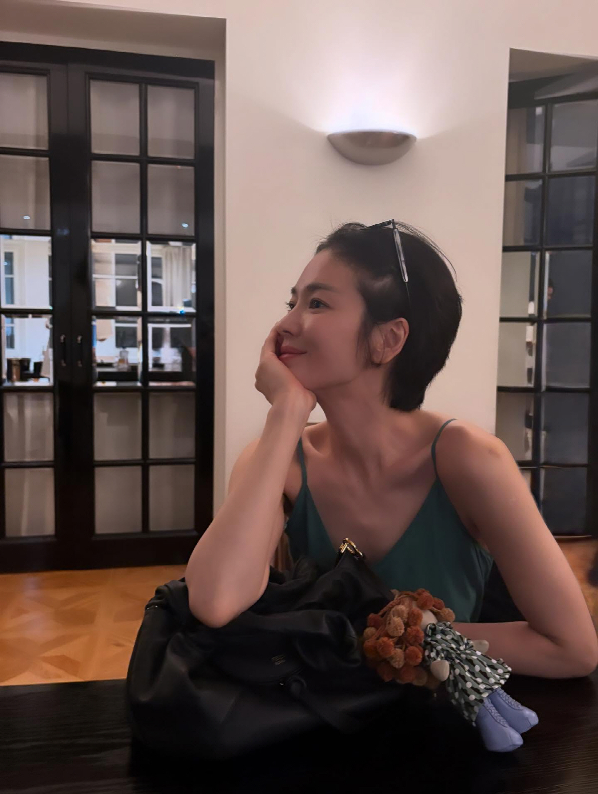 송혜교, 숏커트도 못가리는 미모…'절친' 신현지, 프로급 촬영 실력 덕?