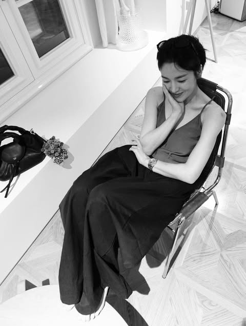 [SCin스타] 역시 송혜교, 민소매 하나로 압도적 미모…여배우들까지 감…