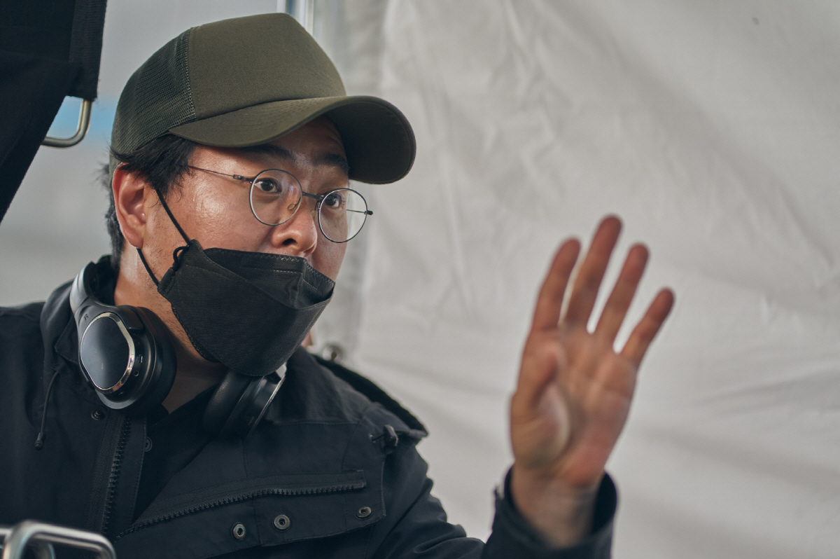 데뷔작으로 942만 동원한 '엑시트' 감독, '악마가 이사왔다'도 심상치…