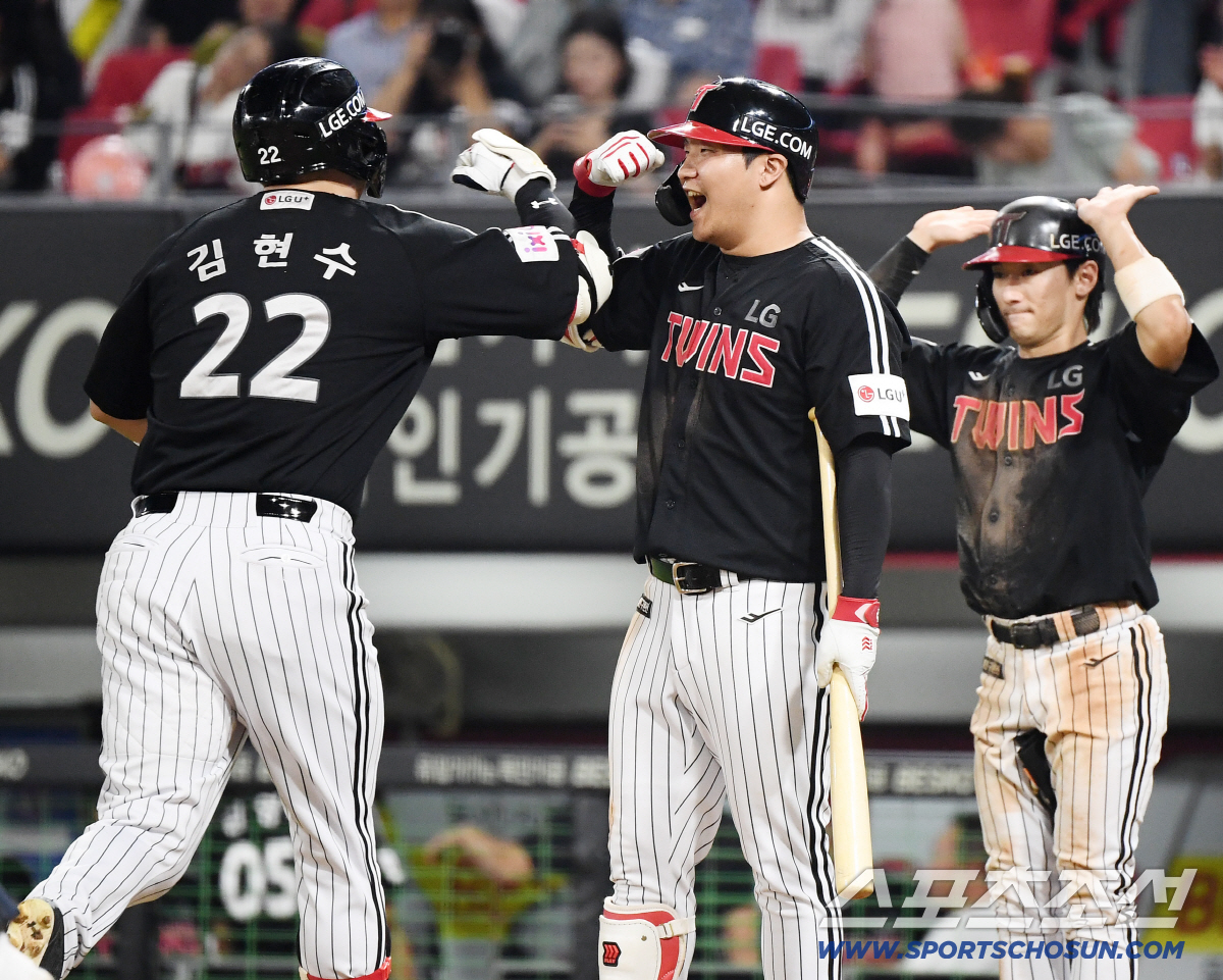 '메가 트윈스포' 8회초 8득점 대폭발 LG, KIA 스윕→4연승 행진.…