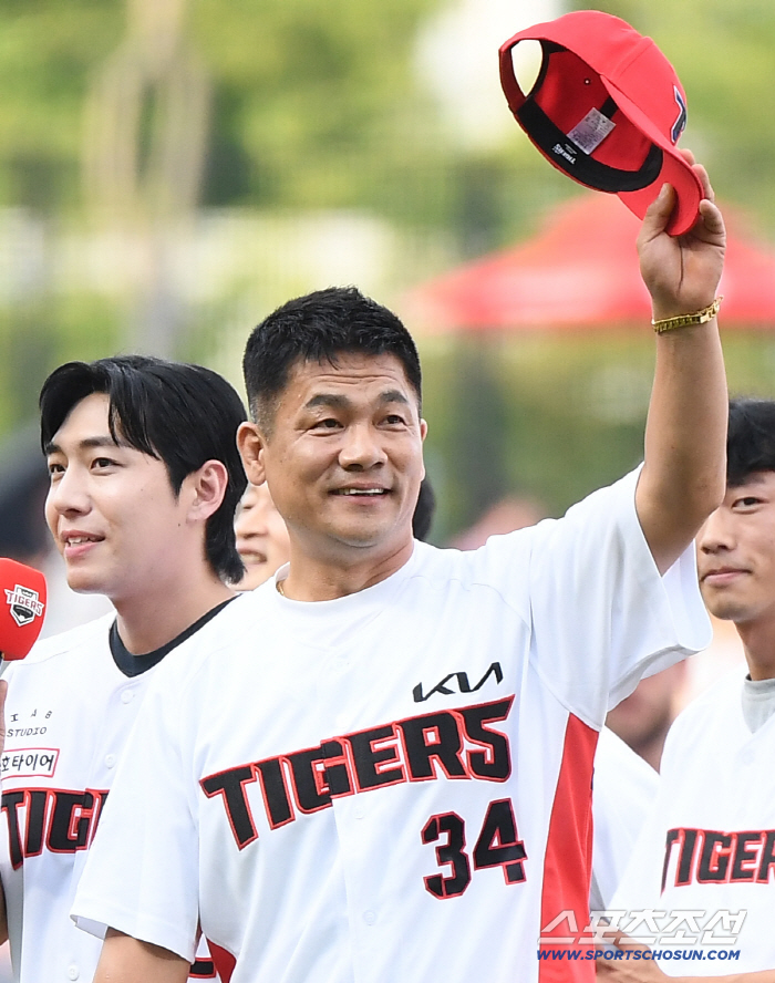 '스윕패 충격' KIA팬을 뭉클하게 만든 단 한 순간...물난리 속 노인 구한 의인의 시구 