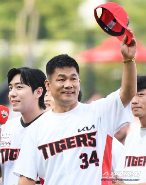 '스윕패 충격' KIA팬을 뭉클하게 만든 단 한 순간...물난리 속 노인 구한 의인의 시구 [광주 현장]
